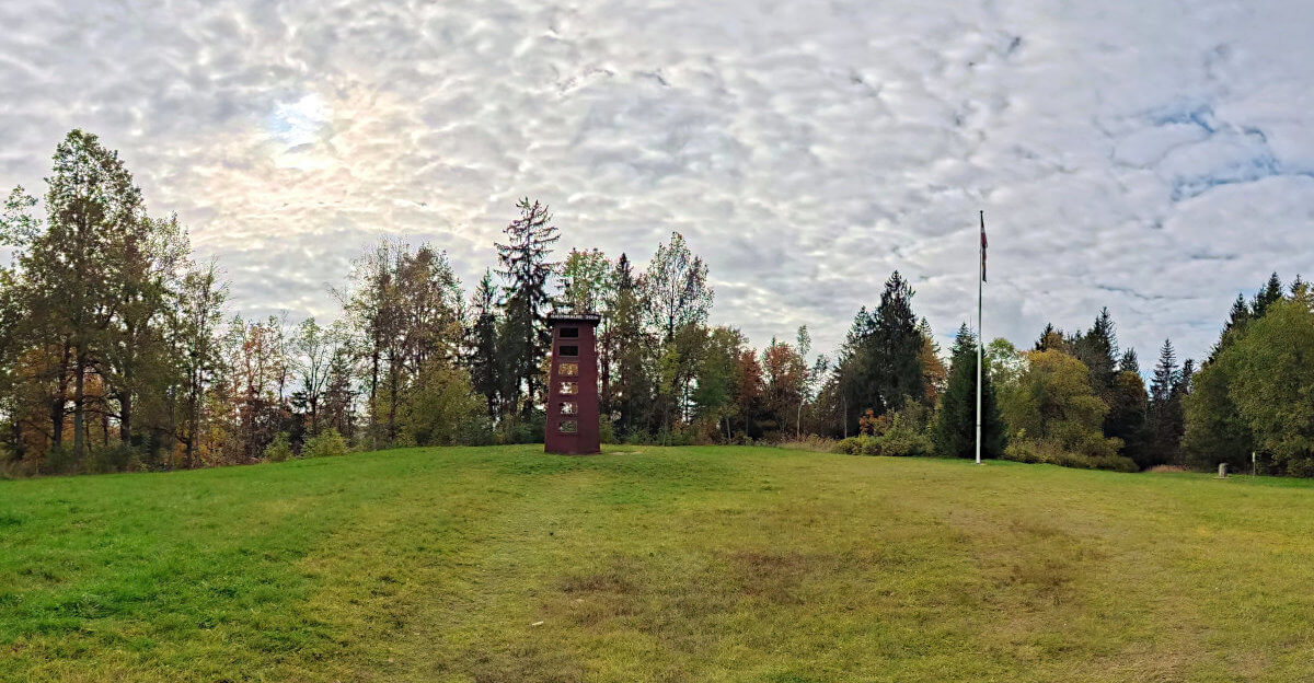 Tower and flag on the summit of Gaizinkalns, October 2025.