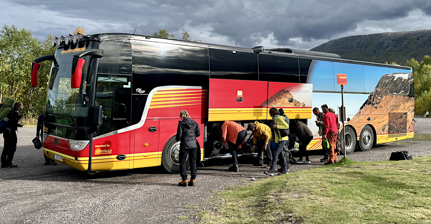 Hikers boarding the Nikkaluokta expressen at Nikkaluota.